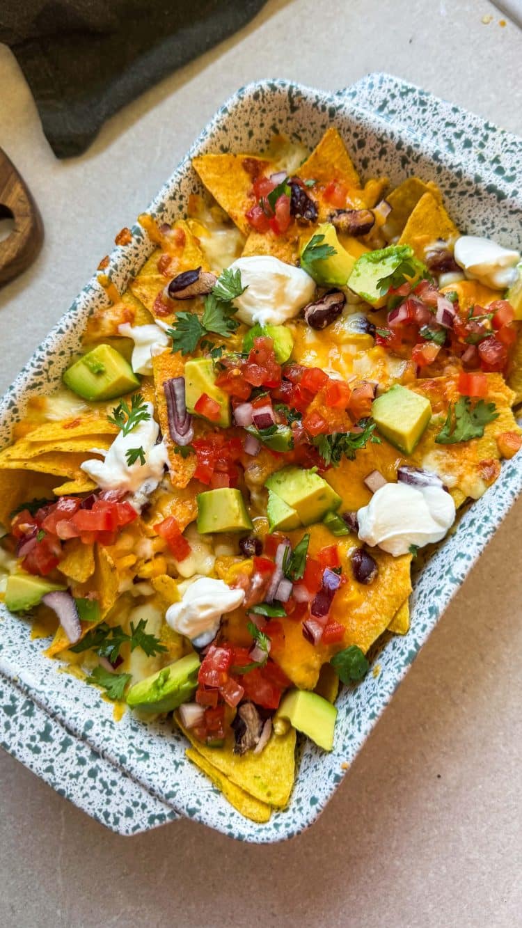 Nachos gratinés au cheddar et mozzarella avec avocat