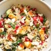 Salade de quinoa au halloumi, courgettes rôties et sauce tahini