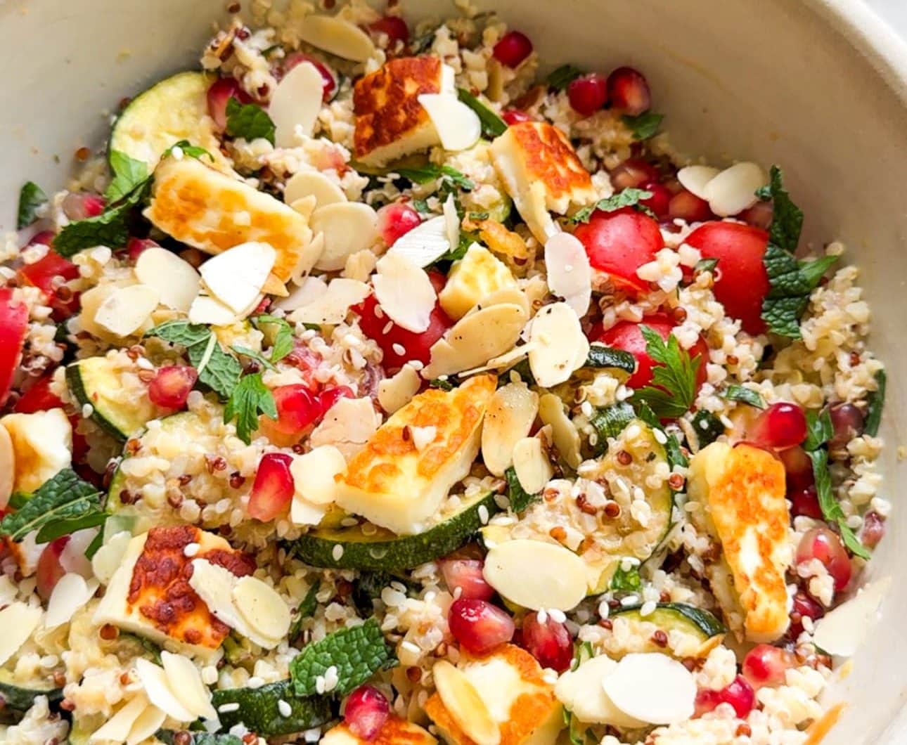 Salade de quinoa au halloumi, courgettes rôties et sauce tahini