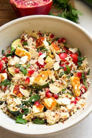 Salade de quinoa au halloumi, courgettes rôties et sauce tahini