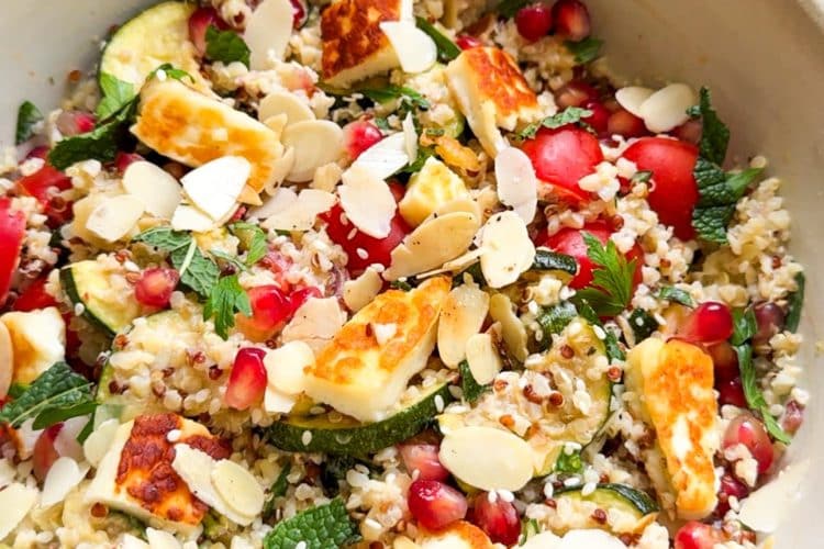 Salade de quinoa au halloumi, courgettes rôties et sauce tahini