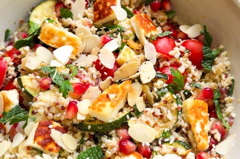 Salade de quinoa au halloumi, courgettes rôties et sauce tahini