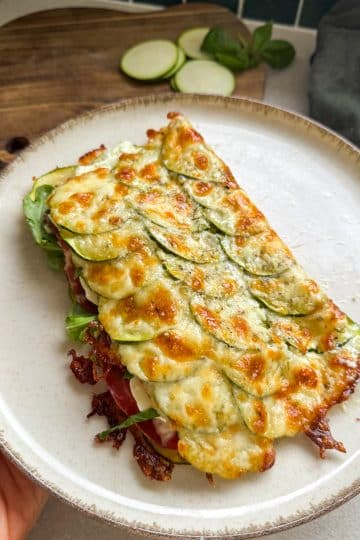 Wrap de courgettes et mozzarella garni