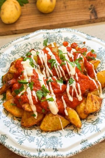 Patatas bravas avec sauce bravas et aïoli