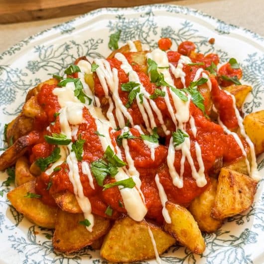 Patatas bravas avec sauce bravas et aïoli