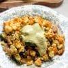 Crumble de courgettes et poulet avec sauce chèvre pesto