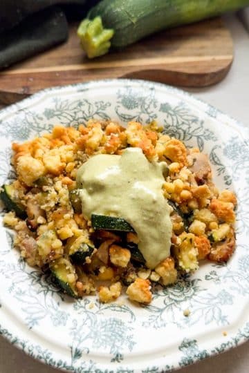 Crumble de courgettes et poulet avec sauce chèvre pesto