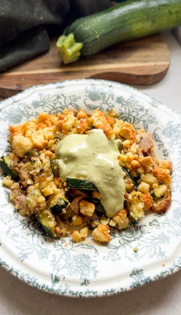 Crumble de courgettes et poulet avec sauce chèvre pesto