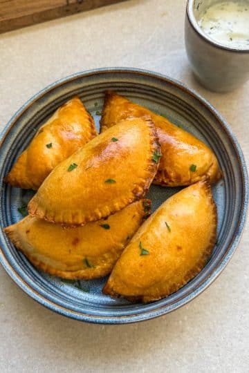 Empanadas au thon, poivron et tomate faits maison