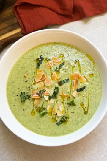 Soupe froide de courgettes à la ricotta et au basilic
