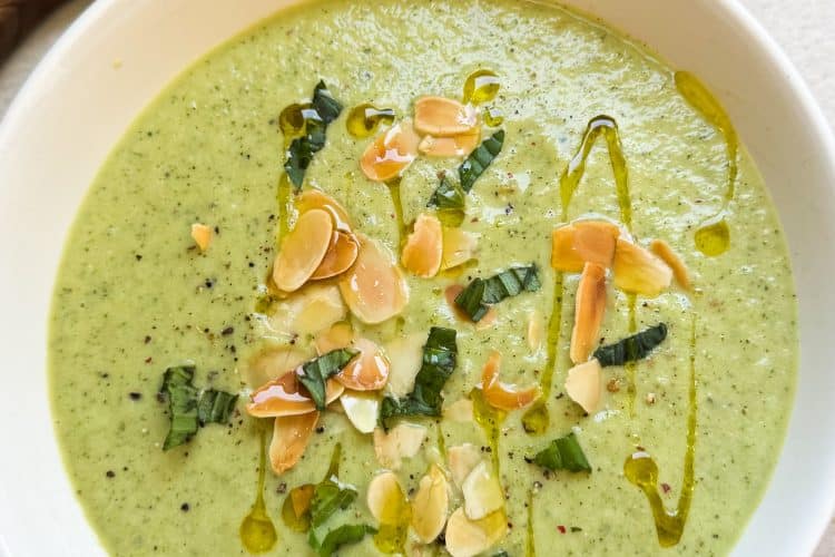 Soupe froide de courgettes à la ricotta et au basilic