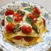 Lasagnes d’été au pesto de pistaches, burrata et tomates rôties