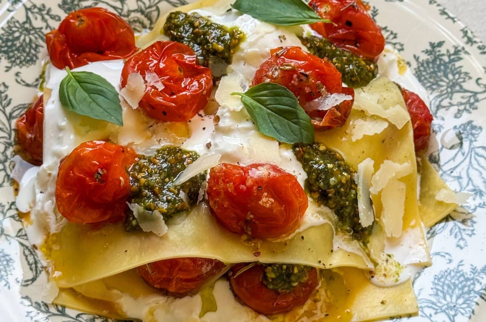 Lasagnes d’été au pesto de pistaches, burrata et tomates rôties