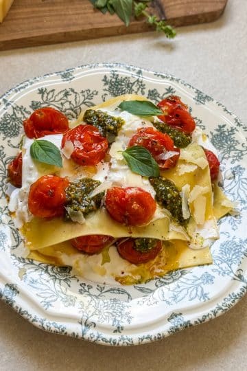 Lasagnes d’été au pesto de pistaches, burrata et tomates rôties