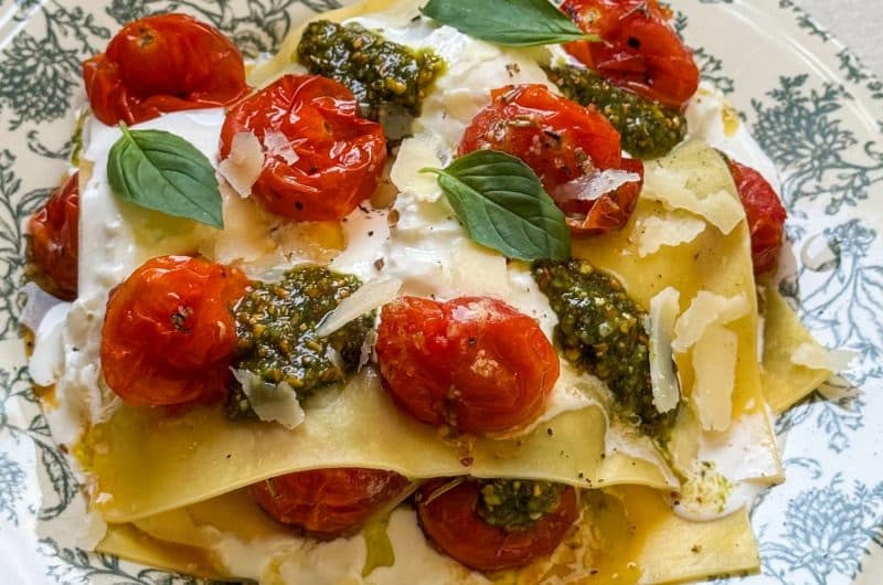 Lasagnes d’été au pesto de pistaches, burrata et tomates rôties