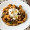 Pâtes au pesto rosso, courgettes rôties et burrata