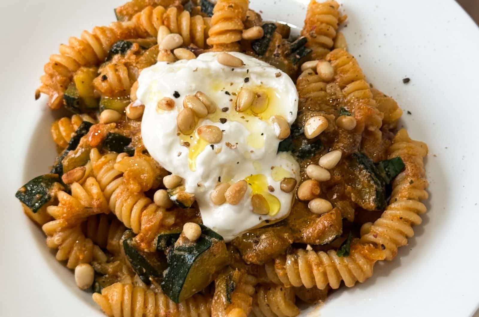 Pâtes au pesto rosso, courgettes rôties et burrata