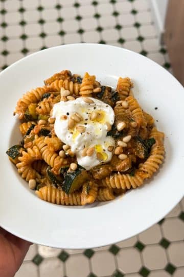 Pâtes au pesto rosso, courgettes rôties et burrata