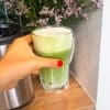Matcha latte au lait d’avoine avec mousse de lait