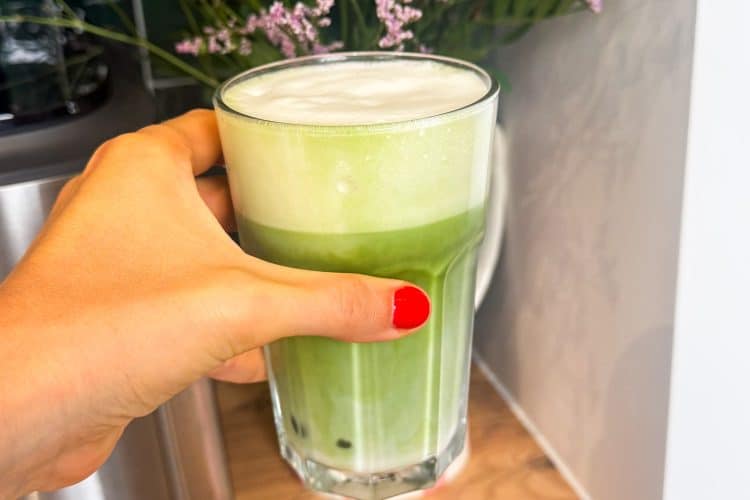 Matcha latte au lait d’avoine avec mousse de lait