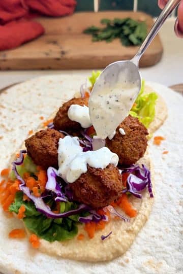 Montage du wrap falafel avec houmous et crudités