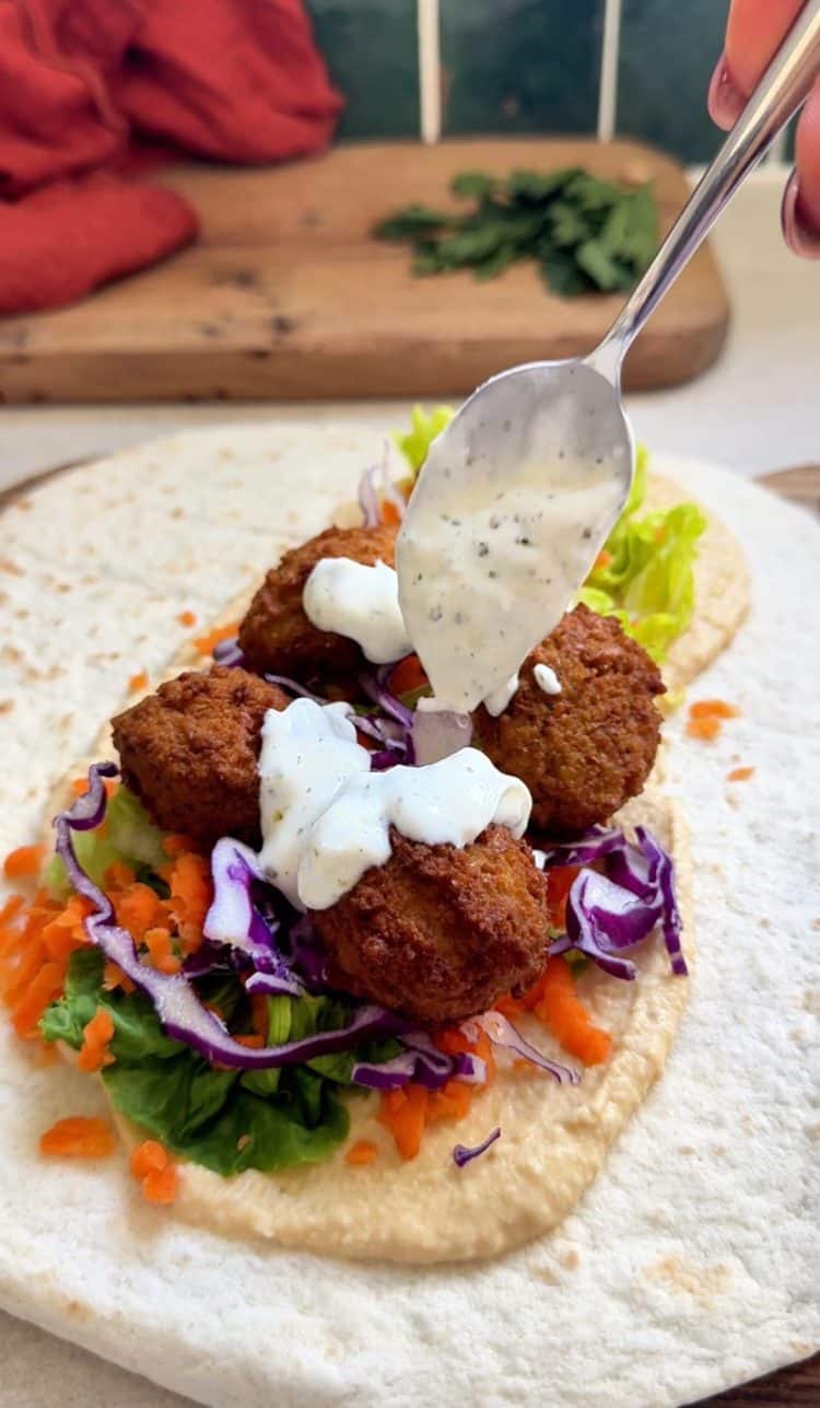 Montage du wrap falafel avec houmous et crudités