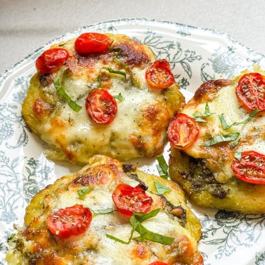 Röstis de pommes de terre façon pizza avec pesto tomates cerises et mozzarella
