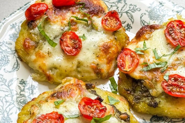 Röstis de pommes de terre façon pizza avec pesto tomates cerises et mozzarella