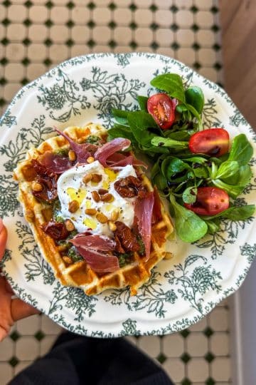 Gaufres au fromage garnies de pesto, burrata, jambon sec et tomates séchées