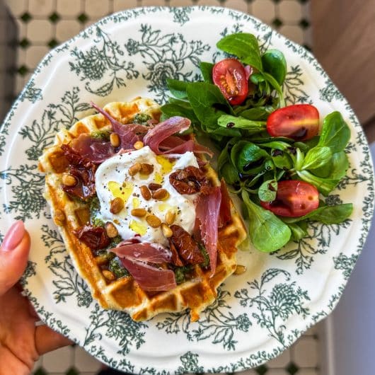 Gaufres au fromage garnies de pesto, burrata, jambon sec et tomates séchées