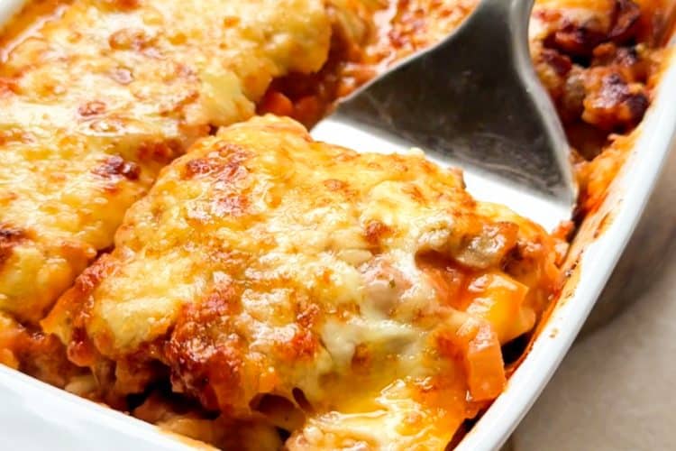 Lasagnes maison à la bolognaise avec béchamel et mozzarella
